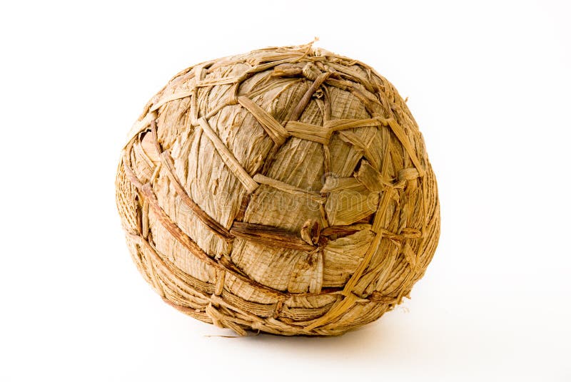 Balón de fútbol africano hecho de las hojas del plátano fotos de archivo Balón de fútbol africano hecho de las hojas del plátano fotos de archivo