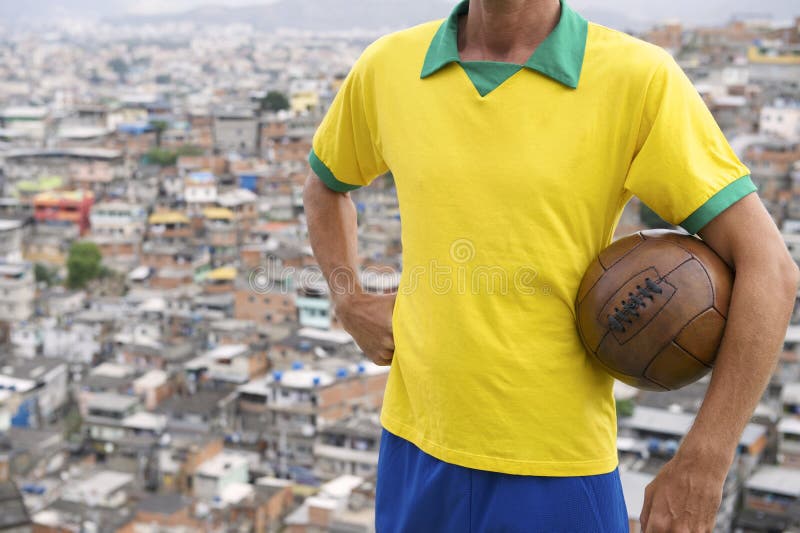 Balón de fútbol brasileño del vintage del futbolista Favela fotografía de archivo libre de regalías Balón de fútbol brasileño del vintage del futbolista Favela fotografía de archivo libre de regalías