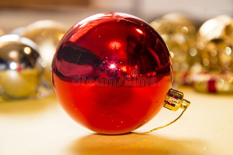 Balón navideño rojo con fondo amarillo fotografía de archivo Balón navideño rojo con fondo amarillo fotografía de archivo