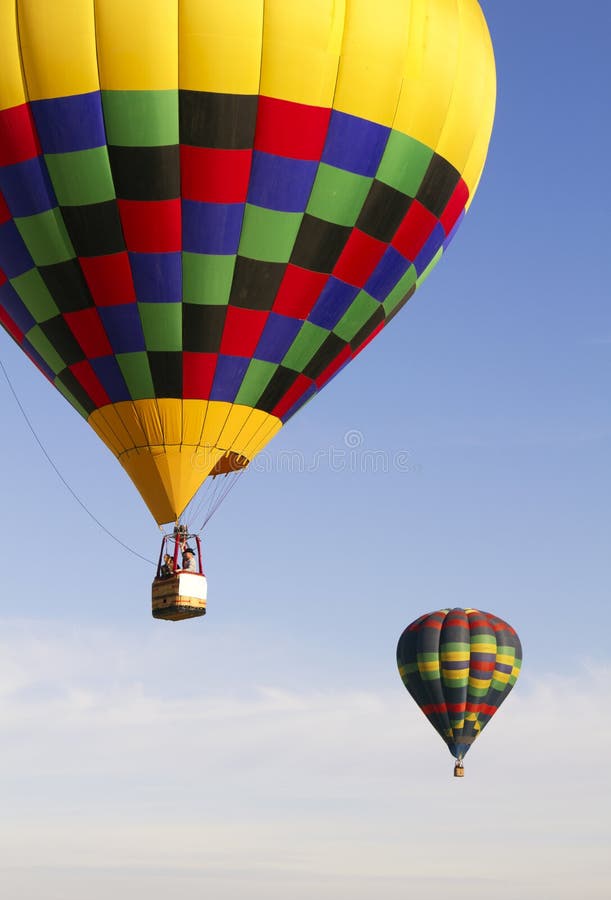 Balões de ar quente coloridos sobre o Arizona