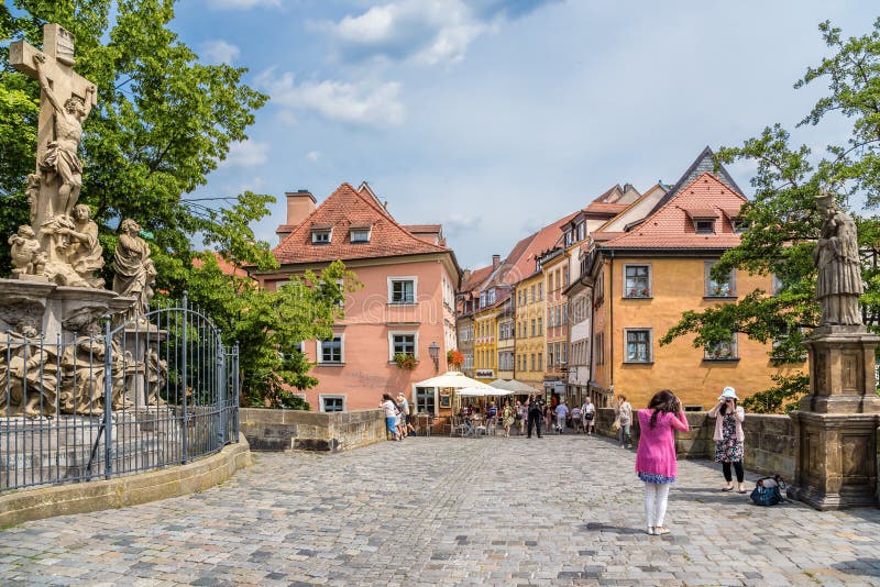 bamberg germany Skulpturer på övrebron och den härliga byggnaden på bankerna av den Regnitz floden fotografering för bildbyråer bamberg germany Skulpturer på övrebron och den härliga byggnaden på bankerna av den Regnitz floden fotografering för bildbyråer