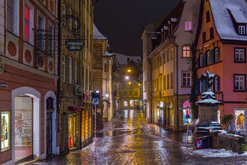 Bamberga, Germania - paesaggio urbano nevoso di notte fotografia stock