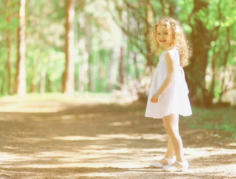 Bella bambina riccia in estate fotografia stock