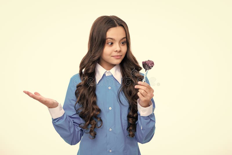 Bambina adolescente con caramelle caramellate al latte in polvere. Bambino con lollipops. fotografia stock