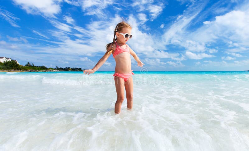 Bambina adorabile alla spiaggia fotografia stock libera da diritti Bambina adorabile alla spiaggia fotografia stock libera da diritti