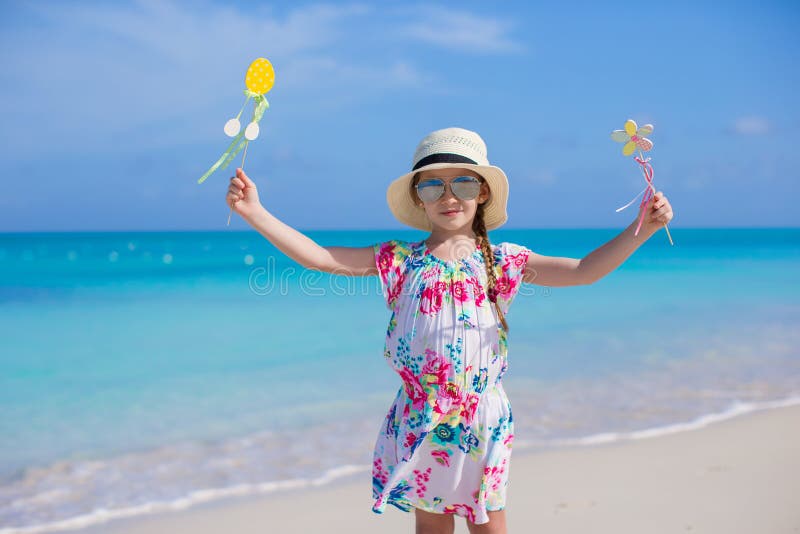 Bambina adorabile alla spiaggia bianca durante le vacanze estive fotografia stock Bambina adorabile alla spiaggia bianca durante le vacanze estive fotografia stock