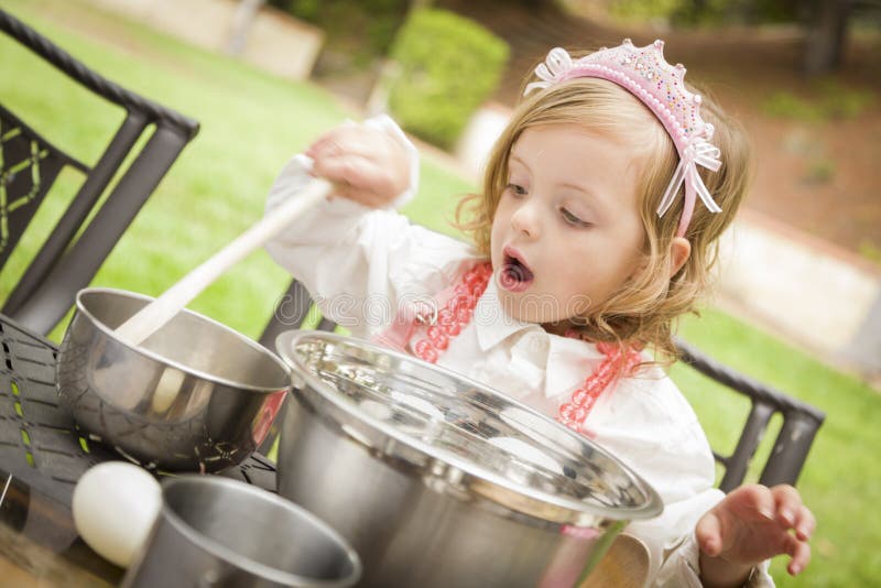 Bambina adorabile che gioca cuoco unico Cooking immagini stock libere da diritti Bambina adorabile che gioca cuoco unico Cooking immagini stock libere da diritti