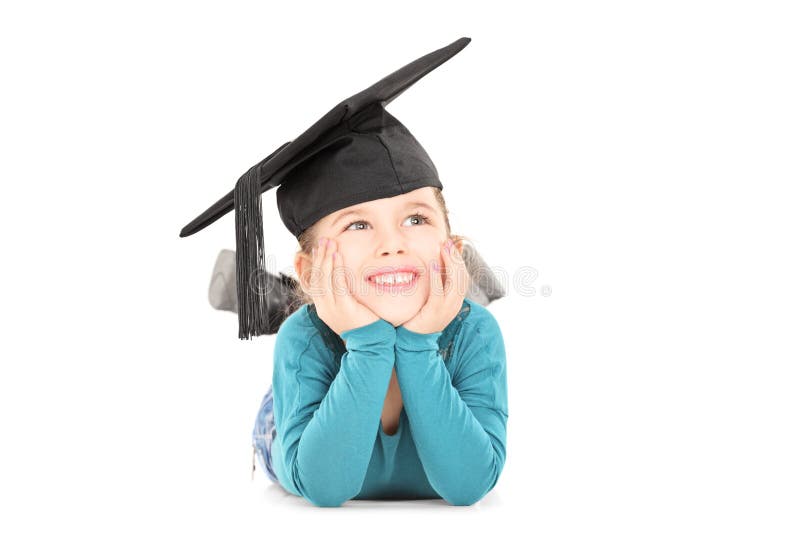 Bambina adorabile con l'indicazione e il daydrea del cappello di graduazione fotografia stock libera da diritti Bambina adorabile con l'indicazione e il daydrea del cappello di graduazione fotografia stock libera da diritti