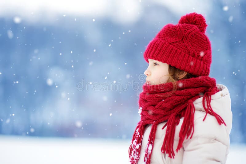 Bambina adorabile divertendosi nel bello parco di inverno Bambino sveglio che gioca in una neve fotografia stock Bambina adorabile divertendosi nel bello parco di inverno Bambino sveglio che gioca in una neve fotografia stock