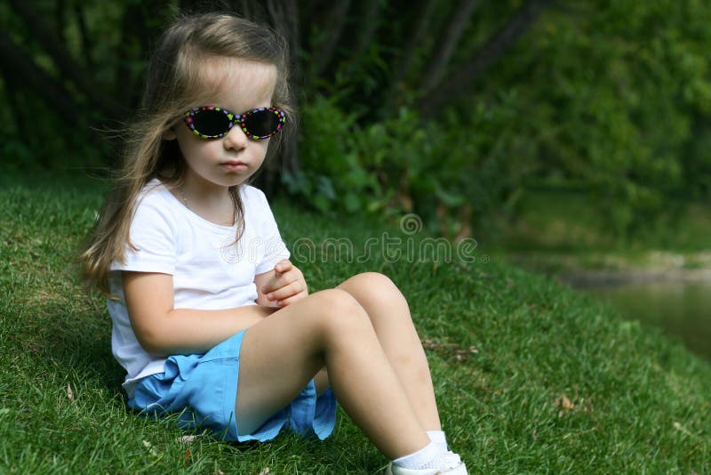 Bambina adorabile in un parco fotografia stock Bambina adorabile in un parco fotografia stock