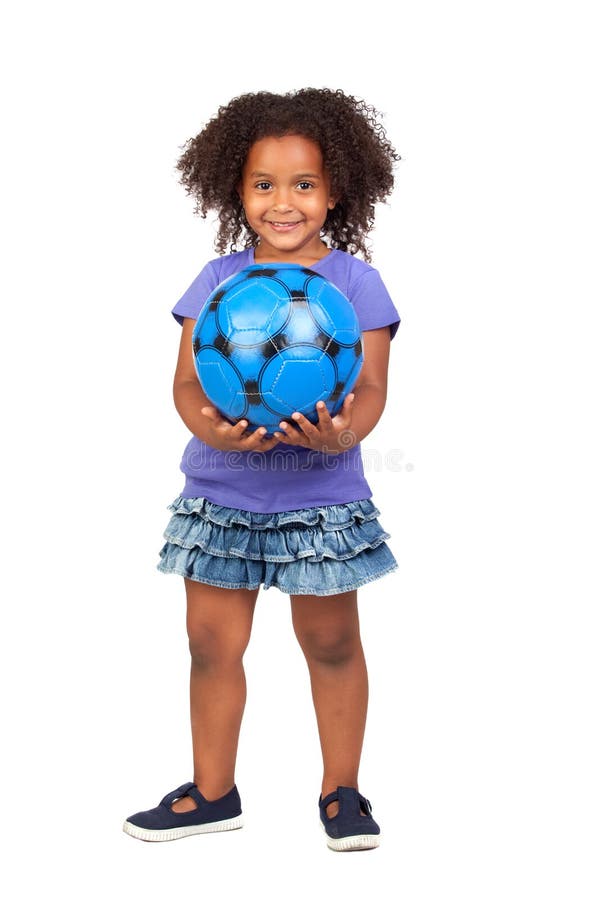 Bambina africana adorabile con la sfera di calcio fotografia stock Bambina africana adorabile con la sfera di calcio fotografia stock