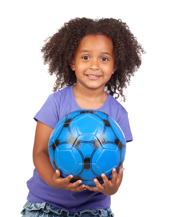 Bambina africana adorabile con la sfera di calcio fotografie stock libere da diritti Bambina africana adorabile con la sfera di calcio fotografie stock libere da diritti