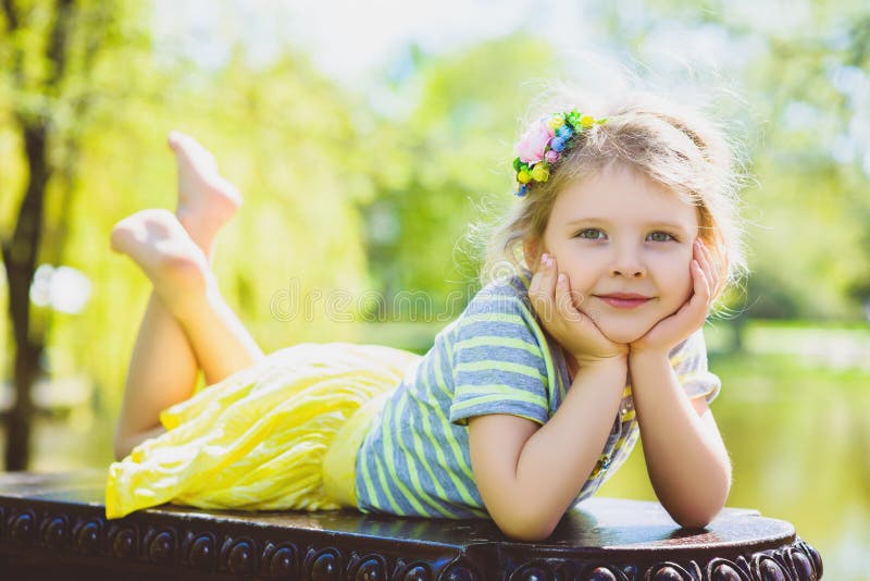 Bambina Alla Moda Sveglia Che Posa Al Parco Immagine Stock