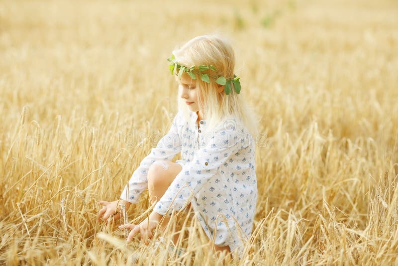 Bambina allegra fotografia stock libera da diritti Bambina allegra fotografia stock libera da diritti