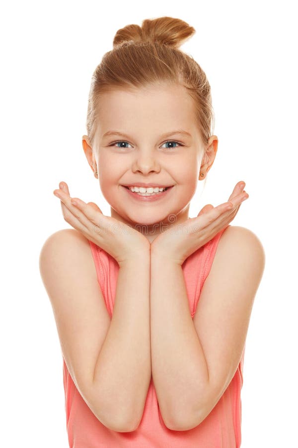 Bambina allegra felice che sorride con le mani vicino al fronte, isolato su fondo bianco immagine stock