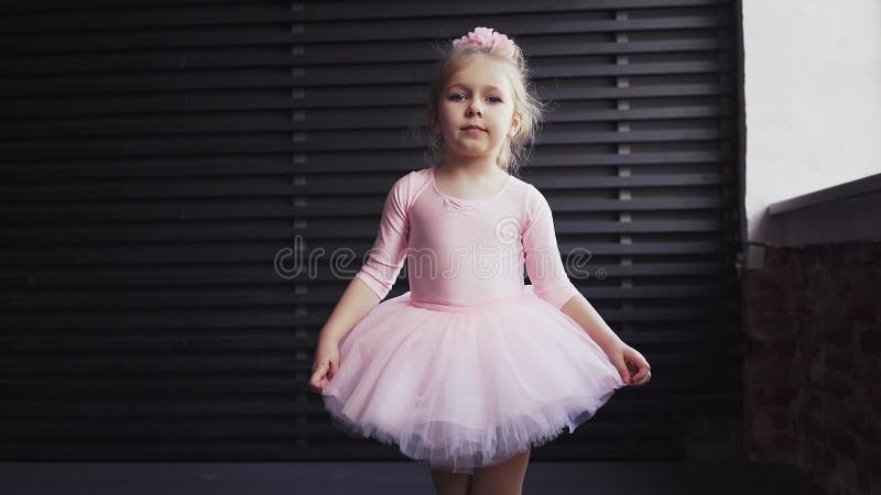 Immagini Stock - Bambina Ballerina In Un Tutù Rosa. Adorabile Bambino Che  Balla Balletto Classico In Uno Studio Bianco. I Bambini Ballano.  L'esecuzione Di Bambini. Giovane Ballerina Di Talento In Una Classe.