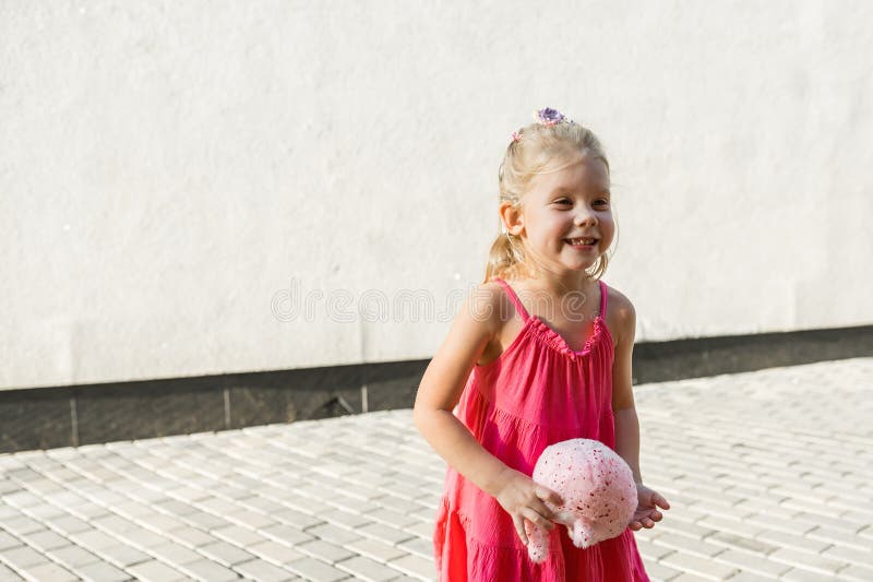 Bambina cammina e si diverte all'aperto con un impianto cocleare sulla testa. concetto di udito e trattamento. inclusione immagine stock libera da diritti