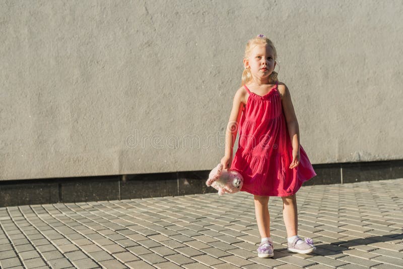 Bambina cammina e si diverte all'aperto con un impianto cocleare sulla testa. concetto di udito e trattamento. spazio di copia immagine stock libera da diritti