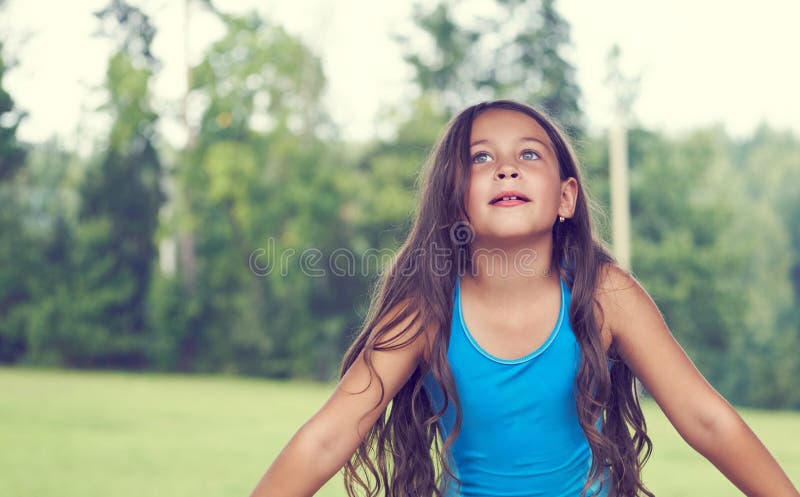 Bambina caucasica con capelli lunghi in costume da bagno Bambino felice immagini stock libere da diritti Bambina caucasica con capelli lunghi in costume da bagno Bambino felice immagini stock libere da diritti