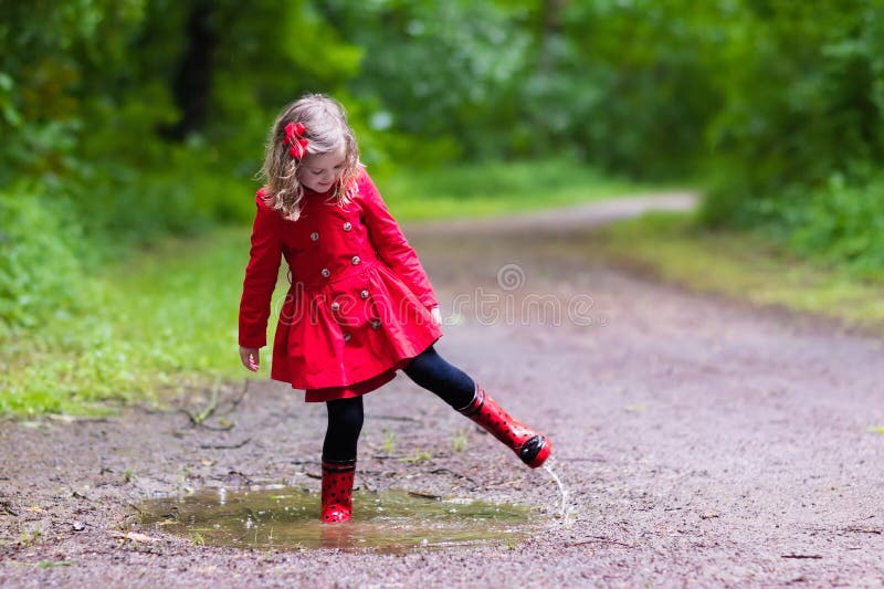 Sognare Una Bambina Che Cammina Bambina Che Cammina Nella Pioggia Immagine Stock - Immagine di caduta