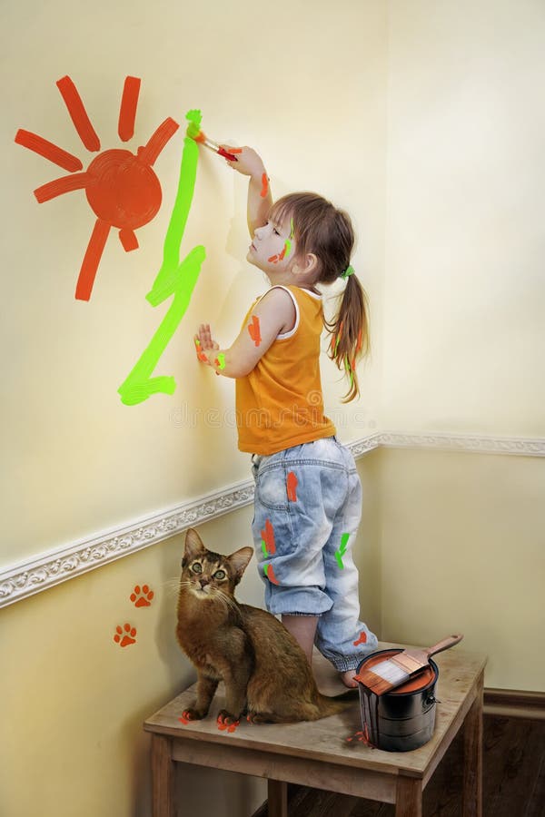 Bambina che dipinge la sua stanza Bambina che dipinge la sua stanza