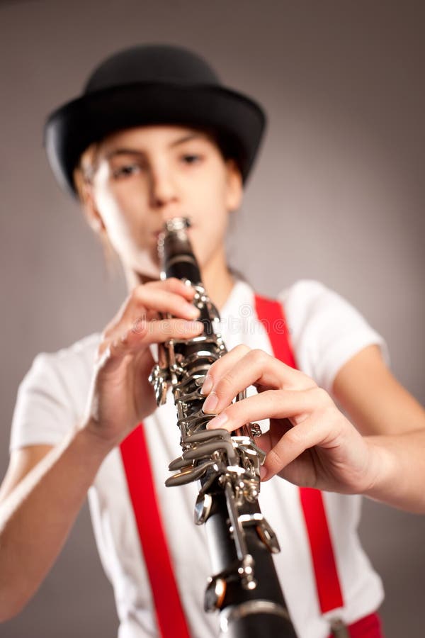 La Famiglia Suona Il Clarinetto Padre Madre E Quattro Bambini Con Clarinetto Su Sfondo Giallo