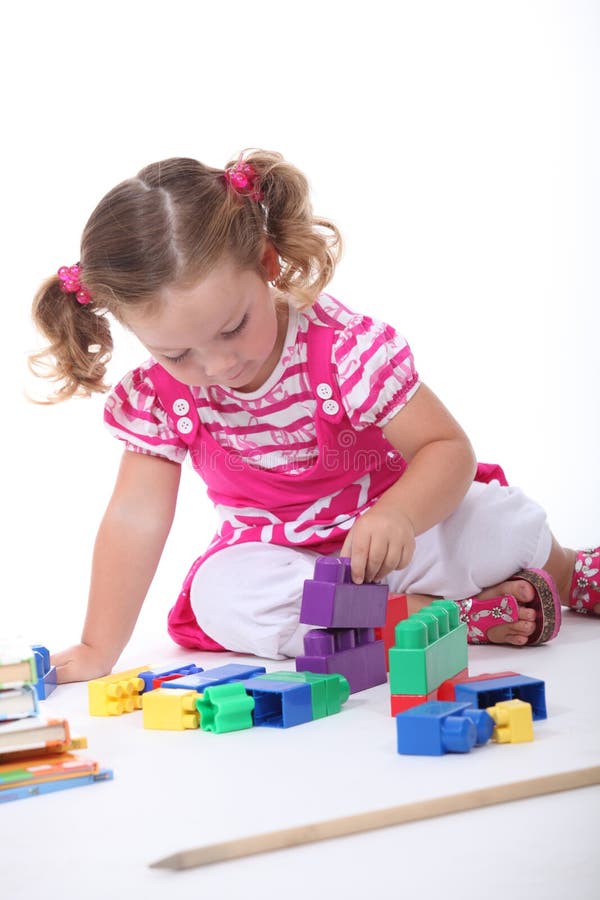 Bambina che gioca con i blocchi immagine stock Bambina che gioca con i blocchi immagine stock