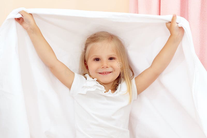 Bambina che gioca con la coperta fotografia stock libera da diritti Bambina che gioca con la coperta fotografia stock libera da diritti