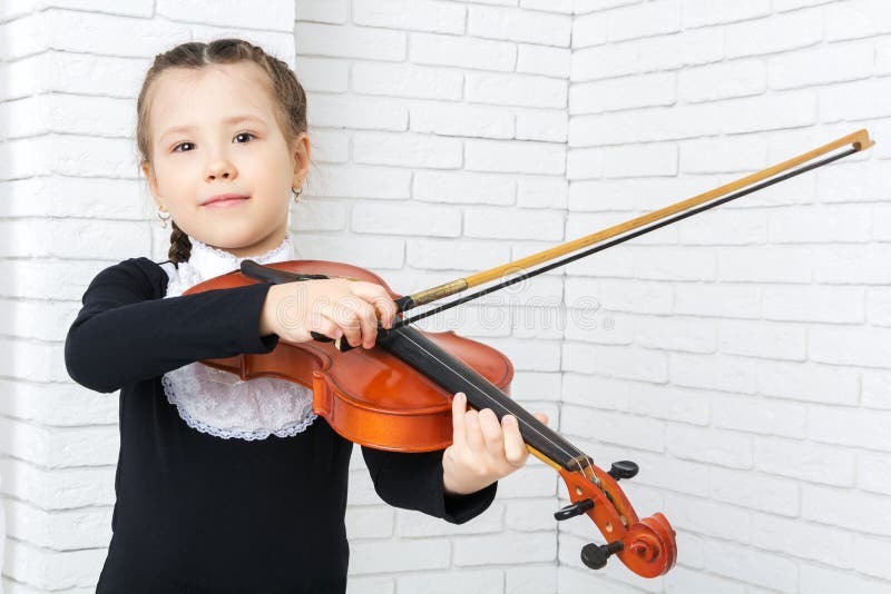 Bambina Che Si Siede Con Una Chitarra Fotografia Stock Immagine di