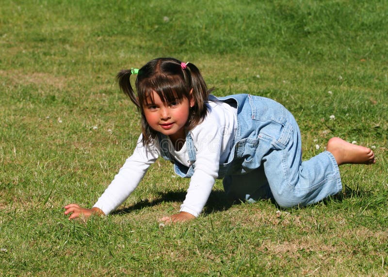 Bambina che gioca sull'erba fotografia stock libera da diritti Bambina che gioca sull'erba fotografia stock libera da diritti