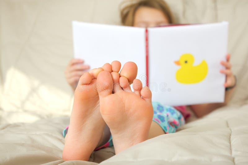 Bambina che legge un libro fotografie stock libere da diritti