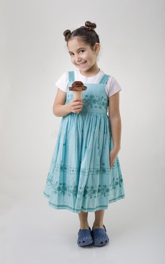 Bambina che mangia il gelato fotografia stock libera da diritti Bambina che mangia il gelato fotografia stock libera da diritti