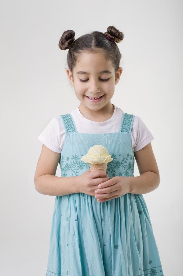 Bambina che mangia il gelato fotografia stock libera da diritti Bambina che mangia il gelato fotografia stock libera da diritti