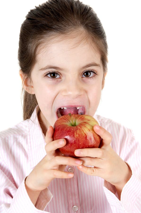 Bambina che mangia mela una