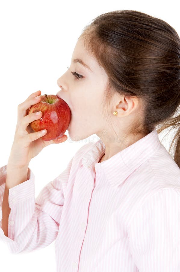 Bambina che mangia mela una