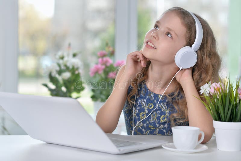 Bambina che per mezzo del computer portatile fotografie stock libere da diritti