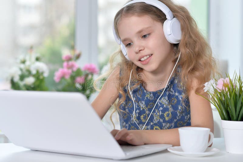 Bambina che usa un laptop fotografia stock