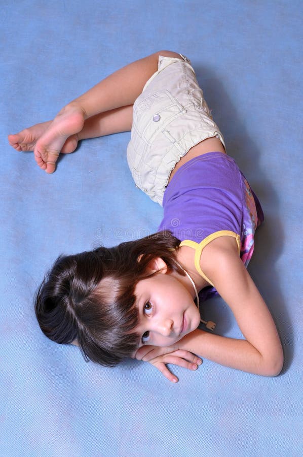 Bambina che propone nello studio fotografia stock