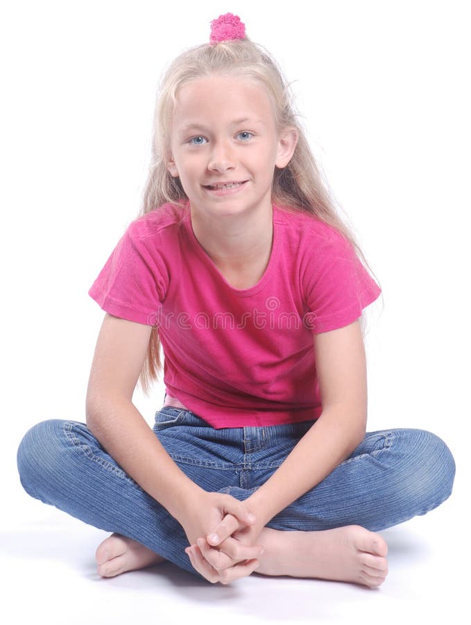 Bambina che si siede a gambe accavallate fotografia stock libera da diritti Bambina che si siede a gambe accavallate fotografia stock libera da diritti