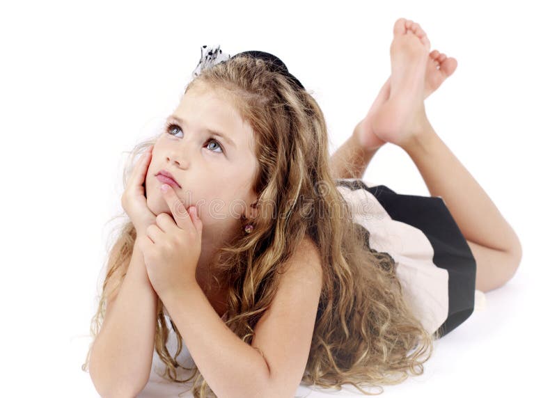 Bambina che si trova sul pavimento e sul sogno immagini stock libere da diritti Bambina che si trova sul pavimento e sul sogno immagini stock libere da diritti