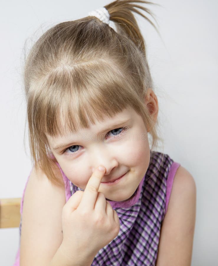 Bambina che tocca il suo naso fotografia stock libera da diritti Bambina che tocca il suo naso fotografia stock libera da diritti