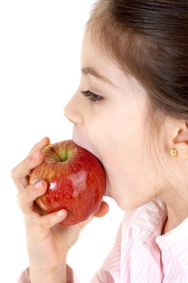 Bambina che zakończenia mangia mela una