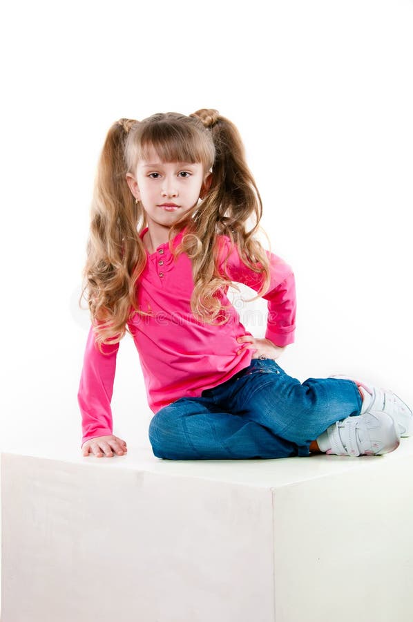 Bambina con capelli lunghi in una blusa rosa immagini stock Bambina con capelli lunghi in una blusa rosa immagini stock