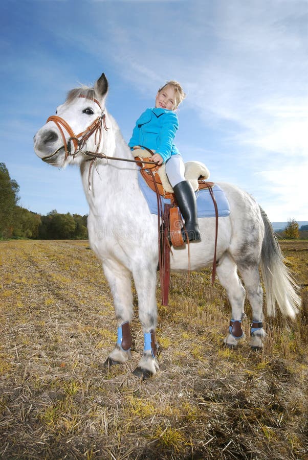 Cavalo De Equitação De Duas Meninas No Verão Em Ada Bojana, Monte Foto de  Stock - Imagem de meninas, povos: 76639270