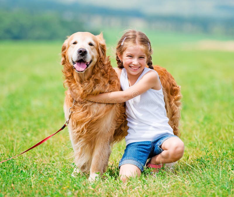 Bambina Con Il Golden Retriever Immagine Stock Immagine di bello