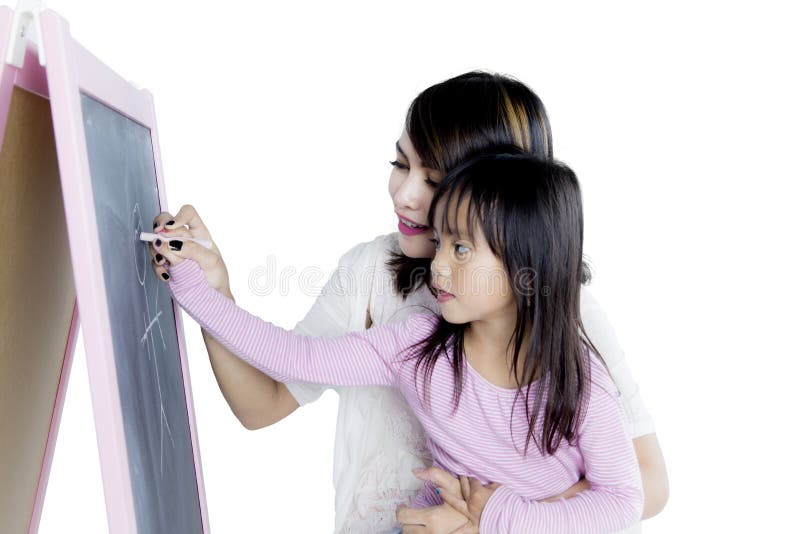 Bambina con il suo disegno della madre con il gesso fotografia stock Bambina con il suo disegno della madre con il gesso fotografia stock