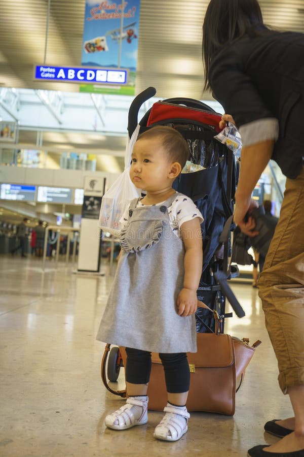 Bambina con il viaggio della valigia nell'aeroporto fotografia stock libera da diritti Bambina con il viaggio della valigia nell'aeroporto fotografia stock libera da diritti