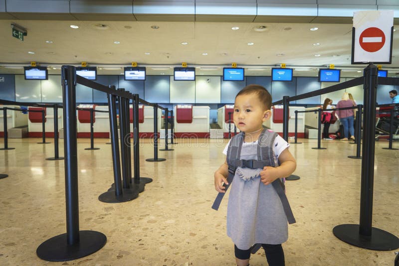 Bambina con il viaggio della valigia nell'aeroporto fotografia stock libera da diritti Bambina con il viaggio della valigia nell'aeroporto fotografia stock libera da diritti