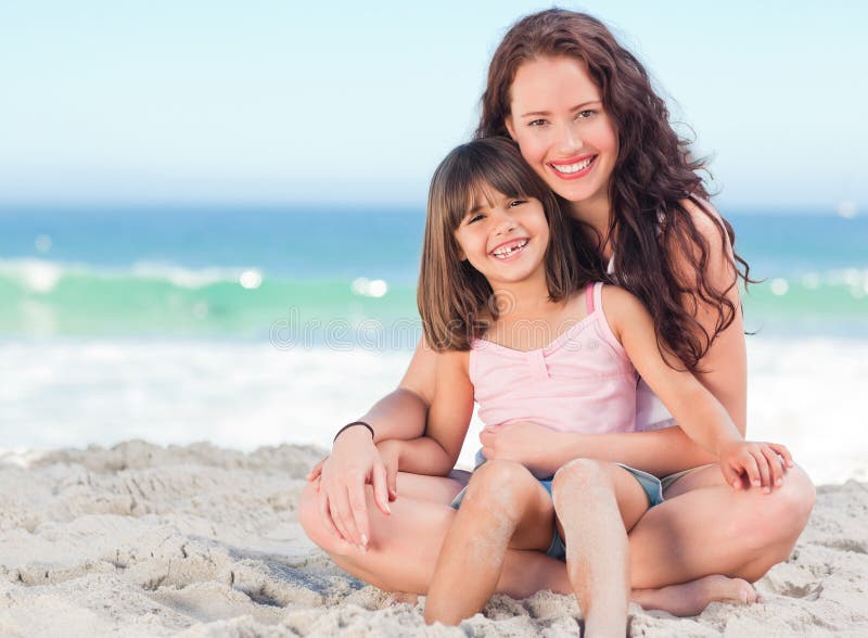 Bambina con la sua madre alla spiaggia fotografia stock libera da diritti Bambina con la sua madre alla spiaggia fotografia stock libera da diritti