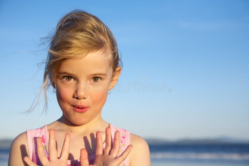 Bambina con le mani in su fotografia stock libera da diritti Bambina con le mani in su fotografia stock libera da diritti